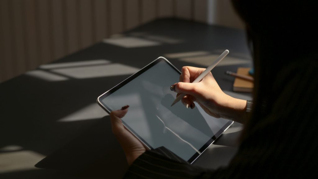タブレットで事例を見ている画像
