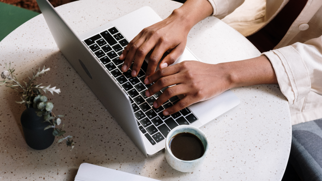 BtoC企業におけるAIヘルプデスクの活用シーン